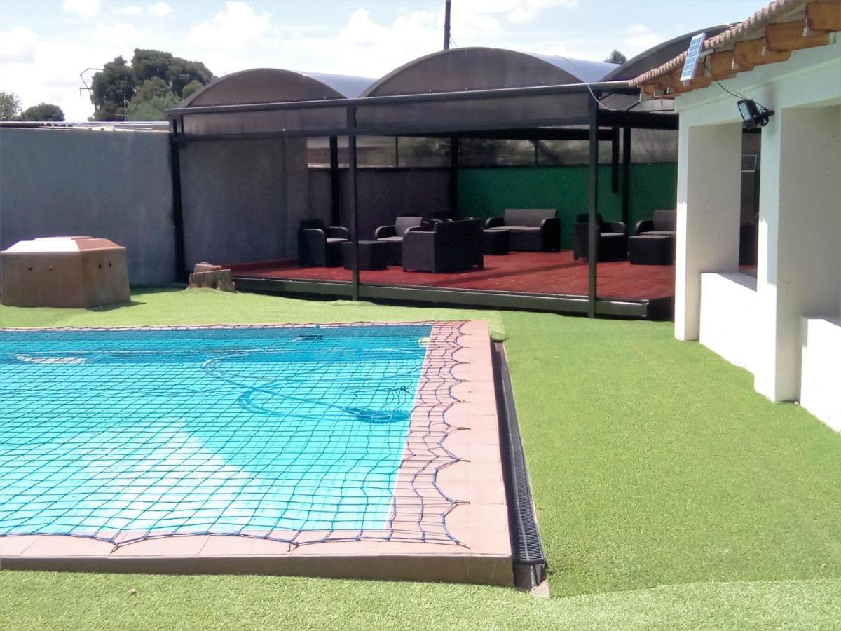Bed and Breakfast Afrikawisa At O.R. Tambo International Airport Kempton Park Exterior foto