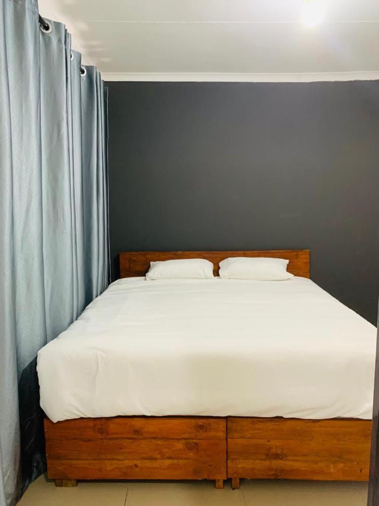 Bed and Breakfast Afrikawisa At O.R. Tambo International Airport Kempton Park Exterior foto