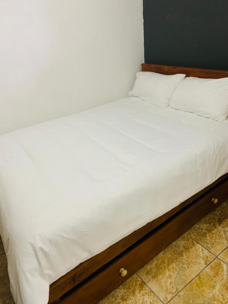 Bed and Breakfast Afrikawisa At O.R. Tambo International Airport Kempton Park Exterior foto