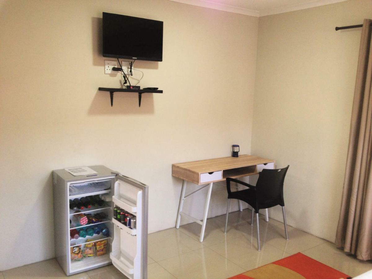 Bed and Breakfast Afrikawisa At O.R. Tambo International Airport Kempton Park Exterior foto